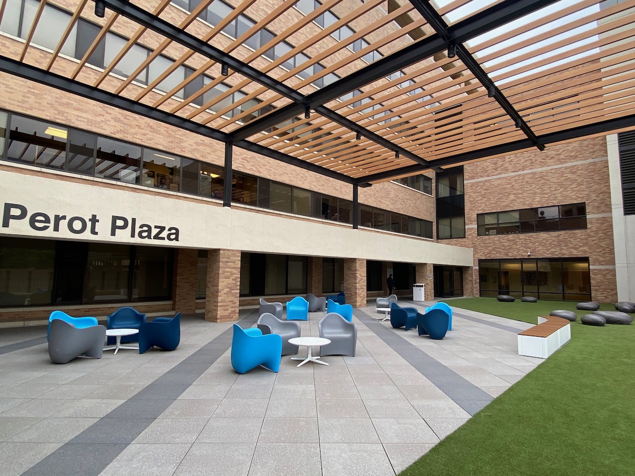 MARGOT PEROT WOMEN'S CENTER ROOFTOP PLAZA AND ENTRY PORTE COCHERE